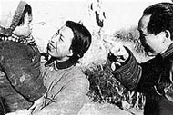 江青（中）和毛澤東（右）正逗着年幼的李訥。