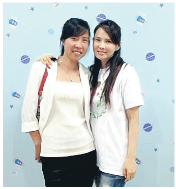 藝人伊能靜（右）昨宣布與前日被處決的瀋陽小販夏俊峰的遺孀張晶結為金蘭姐妹。圖為兩人早前的合照。