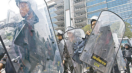 軍警在國防部外駐守，嚴防示威者衝擊。