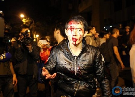 優勢警力展開驅散，佔領行政院的民眾有人被打到血流滿面。