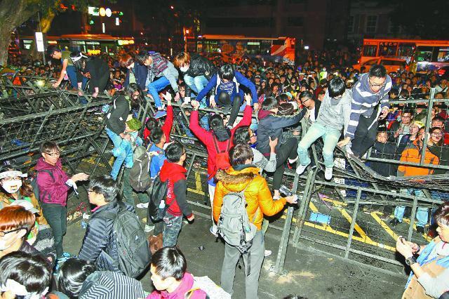 台灣逾千名學生與民眾昨晚攻佔行政院。