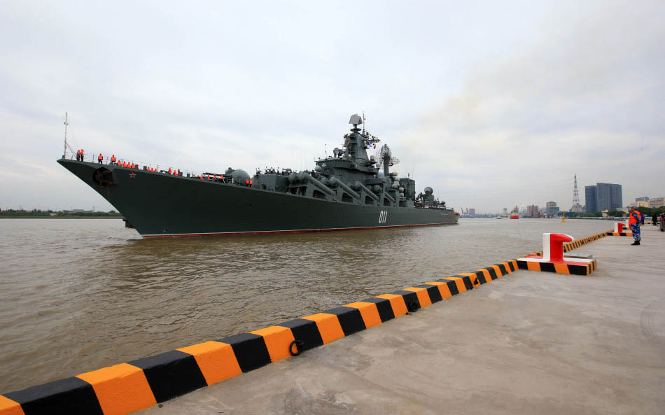 5月18日下午，參加中俄“海上聯合——2014”軍事演習的俄羅斯“瓦良格”號導彈巡洋艦抵達上海吳淞軍港碼頭，中國海軍舉行歡迎儀式。演習將於5月20日至26日在中國東海北部海空域舉行，雙方都派出了主戰艦艇、飛機及艦載直升機、特戰分隊等裝備、兵力參演。