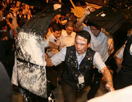 台辦主任張志軍（中）昨晚在高雄遇到抗議民眾潑白漆，保護張志軍的警員被潑得滿臉都是白漆。