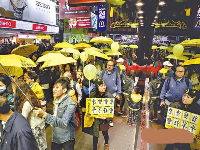 數十名市民昨晚手持黃傘及條幅在旺角慢步「鳩嗚」。