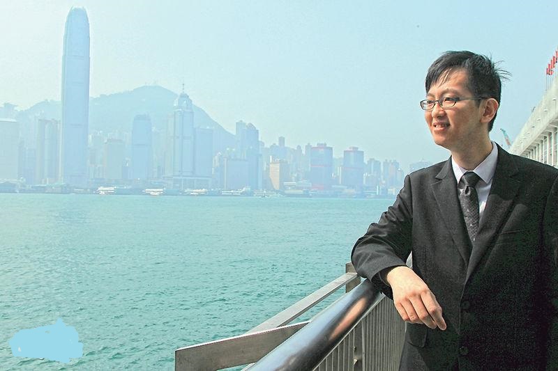 曉峰（Alfred）生於香港，先後在加拿大、深圳及新加坡居住，最後落戶台灣，喜歡當地有政治選擇權，可投票予能代己發聲的政黨。