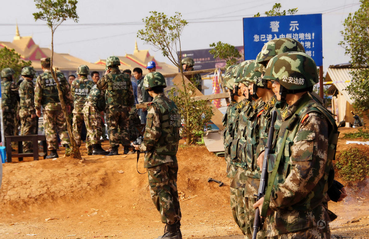 边防官兵在中缅边境严阵以待。