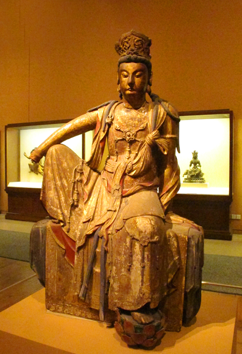 . 明（1368--1644年）的彩繪漆金木雕菩薩坐像