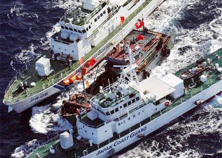 7月11日，日本3000噸級的“PLH09”巡邏艦堵截中國漁政船，該艦搭載直升機。