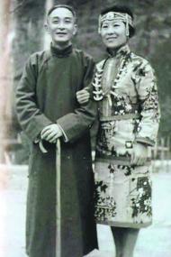 南懷瑾與妻子在日月潭原住民部落合照。