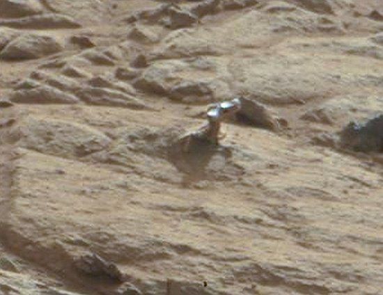“好奇”號在火星上發現了一塊嵌在岩石裡的神秘金屬物體。