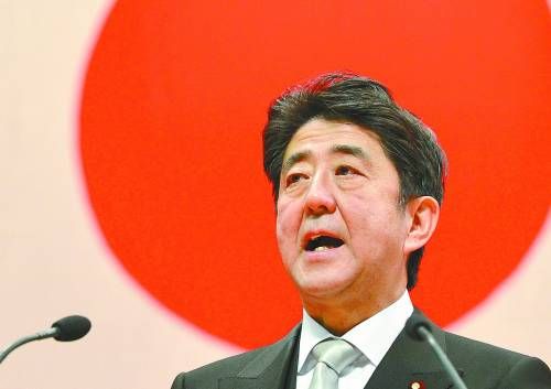 安倍17日在日本防衛大學發表演講時稱，日本將進一步加強防衛力量。